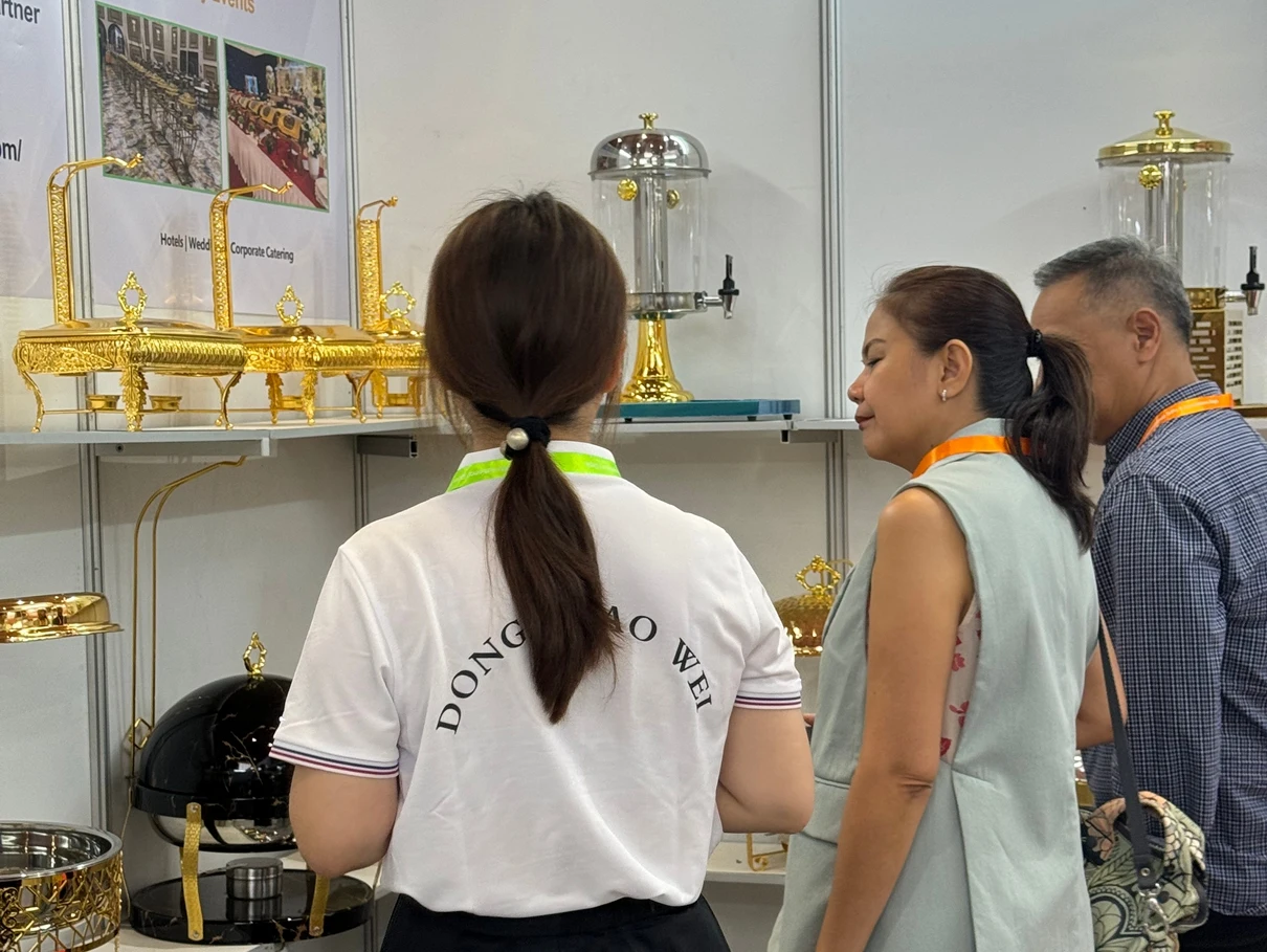 2025 lGHE Indonesia Exhibition Dongzhaowei Communicates with International Customers